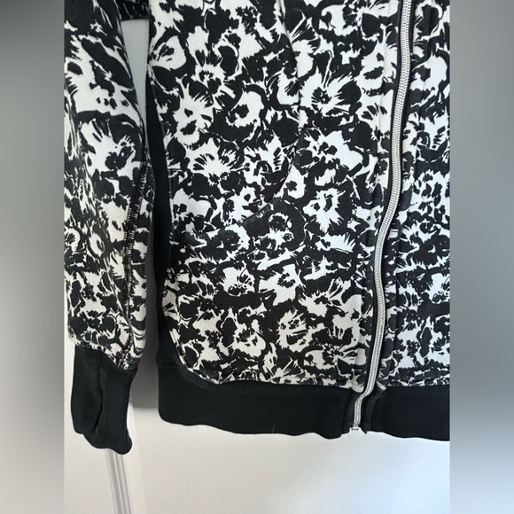 Lululemon Scuba Hoodie III - Fleur Sombre White/Black Pattern - Picture 4 of 10